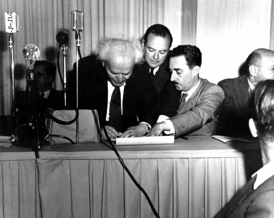 SIGNERING: David Ben-Gurion leder av det jødiske samfunnet i Palestinamandatet, var den første som signerte den israelske uavhengighetserklæringen. Foto: GPO
