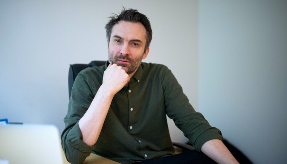 Dagsavisens politiske redaktør, Lars West Johnsen, lager en alternativ virkelighet der jødiske og israelske ofre plutselig får skylden, skriver Karl Andreas Jahr.