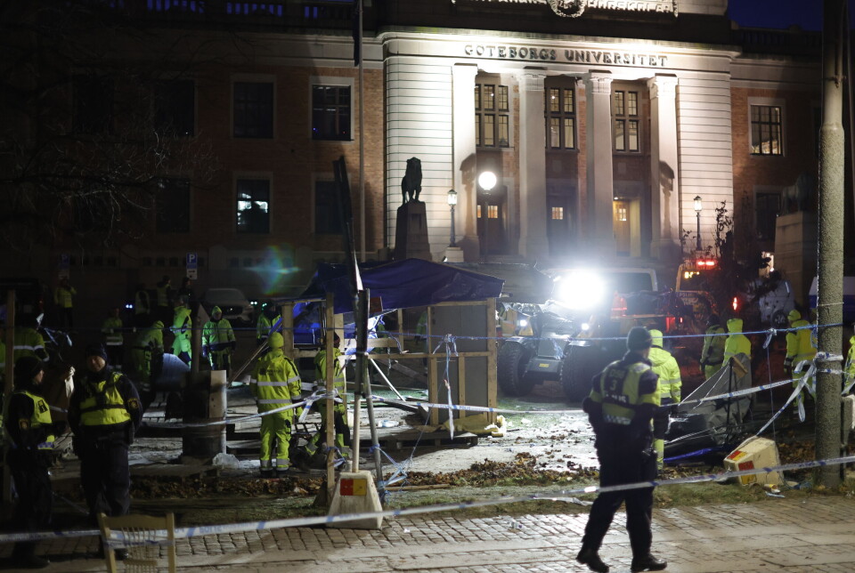 DEMONSTRASJON: Teltleiren med studenter på Vasaplatsen blir fjernet av svensk politi. Foto: Adam Ihse / TT / NTB