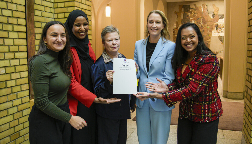 STØTTER UTVIDELSE: Seher Ayder, Marian Abdi Hussein, Tove Elise Madland, Sandra Bruflot og Kamzy Gunaratnam etter at helse- og omsorgskomiteen på Stortinget innstiller på å vedta regjeringens nye abortlov.
Foto: Stian Lysberg Solum / NTB