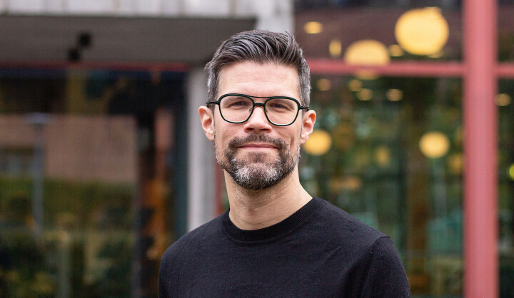 FORMIDLER: – Drømmen er at konfirmanter ikke skal se på Bibelen som en museumsgjenstand, men en levende bok, sier Bendik Vollebæk som jobber som fagutvikler for konfirmantprosjektet i Det Norske Bibelselskap.