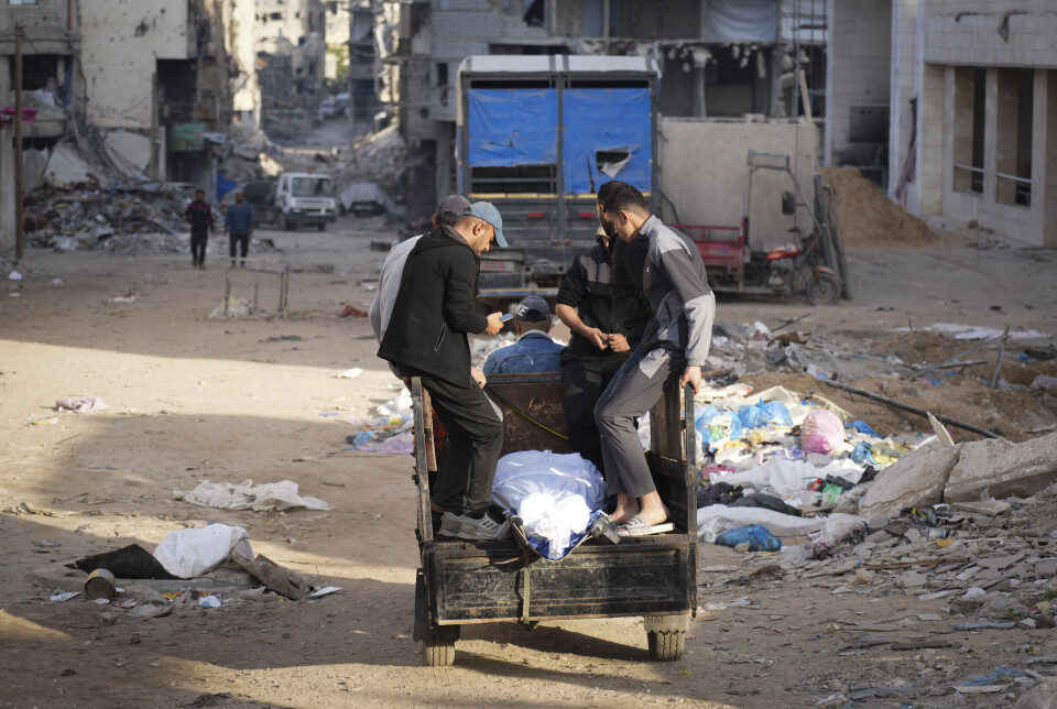 GAZA: En av de drepte i luftangrepet transporteres bort fra Shifa sykehus tirsdag morgen.