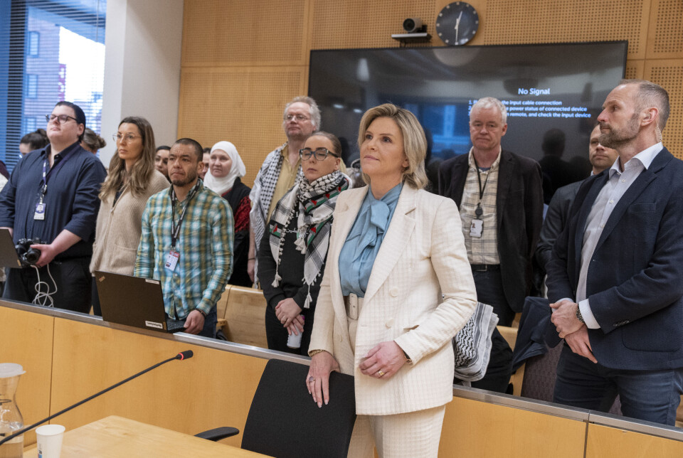 Tre kvinnelige demonstranter fotfulgte Frp-leder Sylvi Listhaug fra Utenriksdepartementet til Stortinget 13. mars i fjor. Demonstrantene skal ha ropt ukvemsord mot henne og filmet henne.