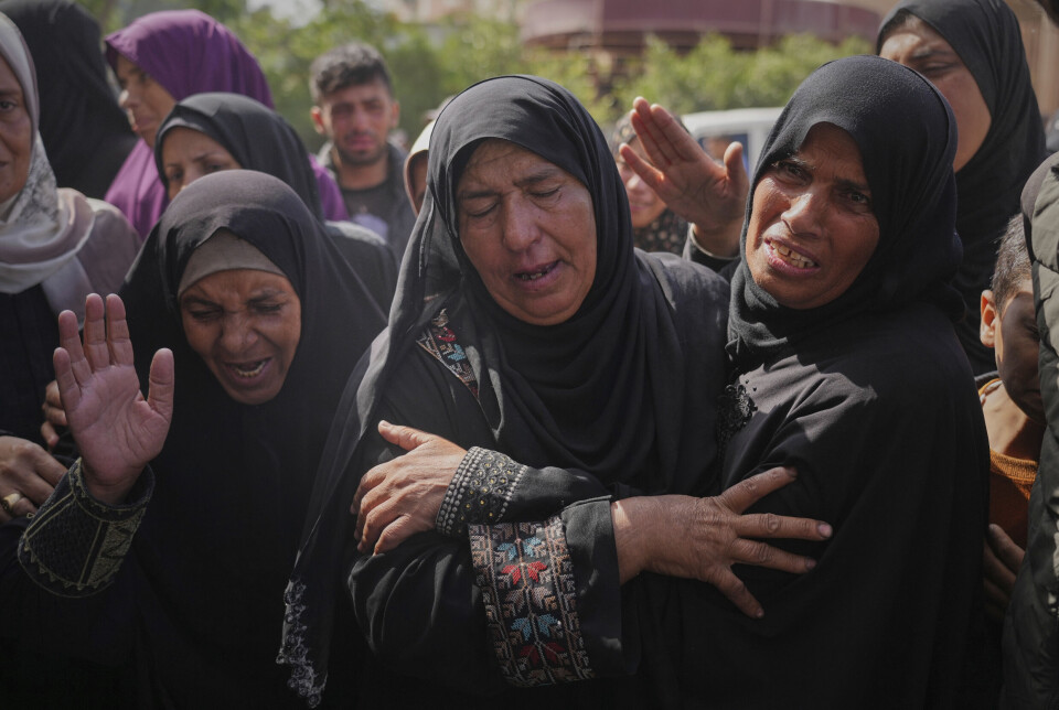 Palestinere sørger over de som ble drept i nærheten av et senter for matutdeling.