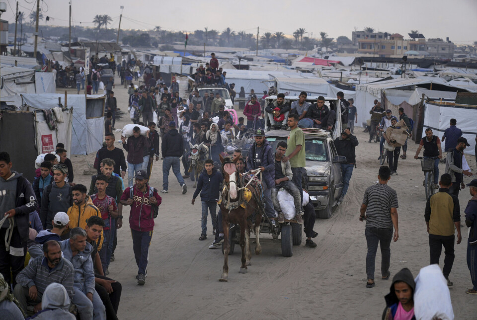 Palestinere på vei tilbake fra et senter for utdeling av nødhjelp sør på Gazastripen tirsdag.