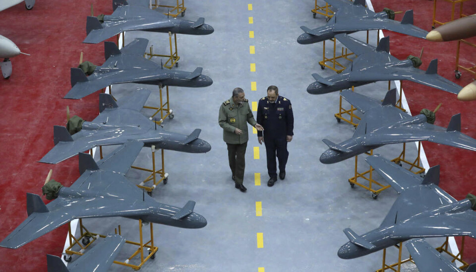 DRONER: Kommandørkaptein Abdolrahim Mousavi og forsvarsminister Aziz Nasirzadeh (t.h.) med droner produsert i Iran.