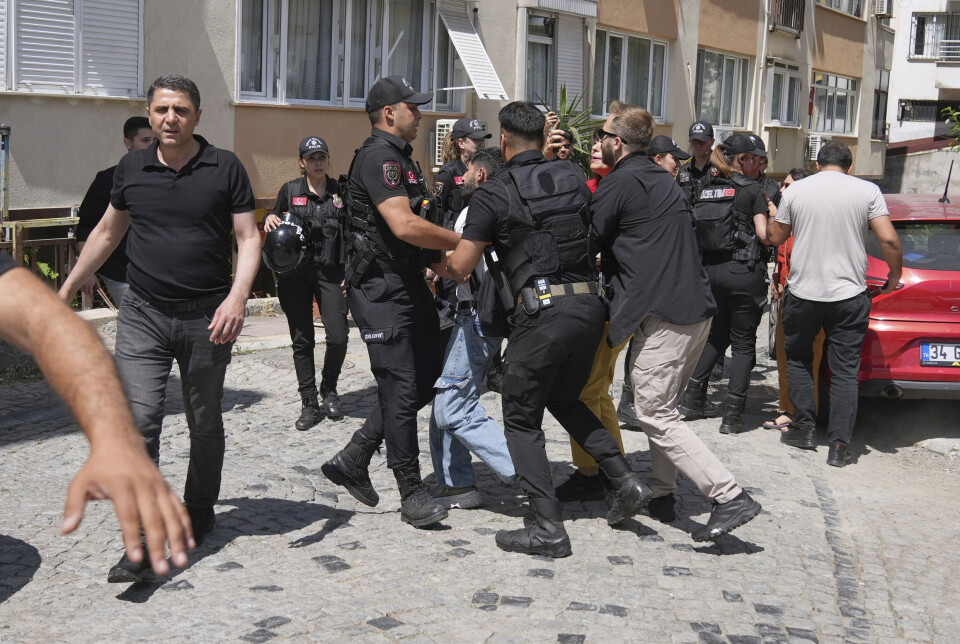 En mann som forsøkte å samle seg med flere for å danne en prideparade i Istanbul søndag, blir pågrepet av politiet.