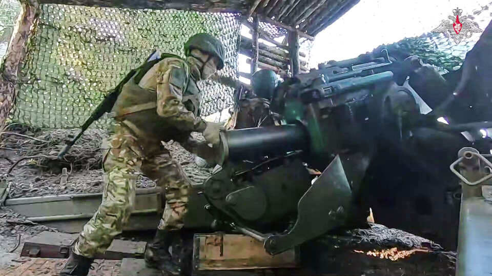 Bildet fra 24. juni viser en russisk soldat som klargjør et våpen mot en ukrainsk posisjon.