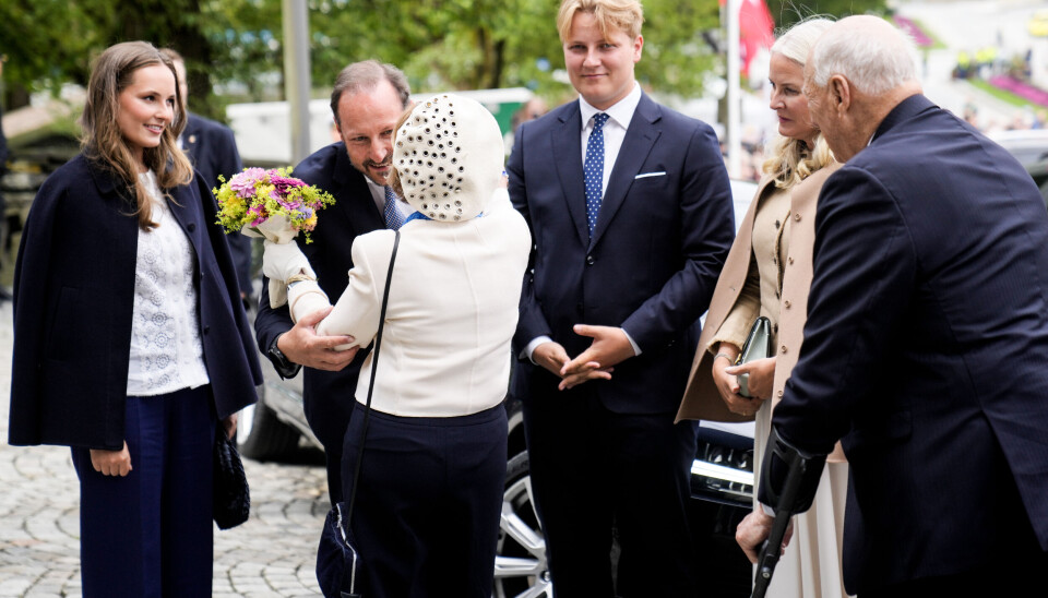 Kongeparet og kronprinsfamilien tas imot utenfor domkirken i Stavanger.