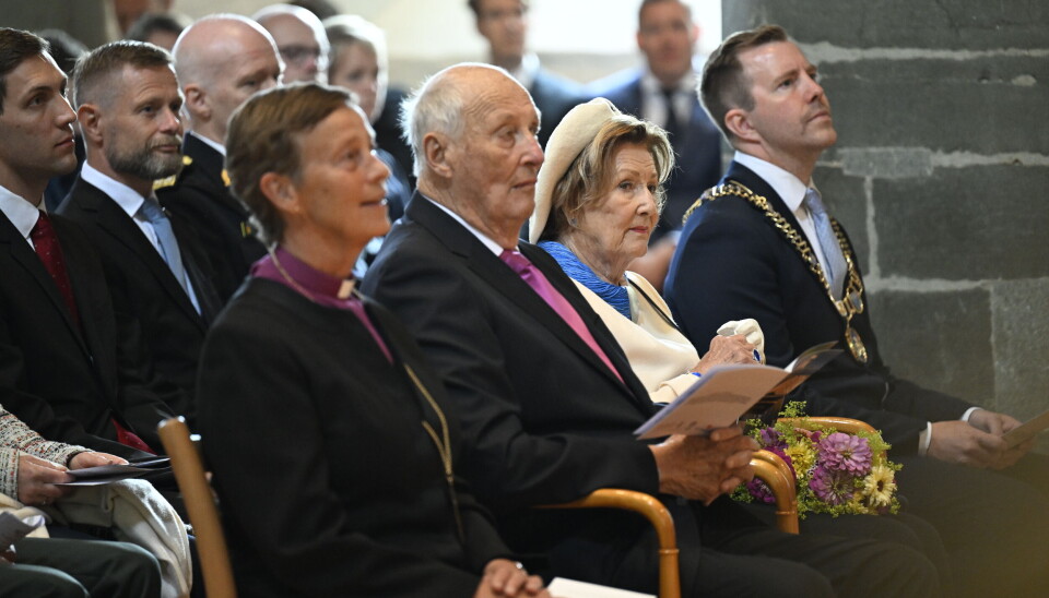 Kong Harald og dronning Sonja sammen med biskop Anne Lise Aadnøy i Stavanger domkirke.