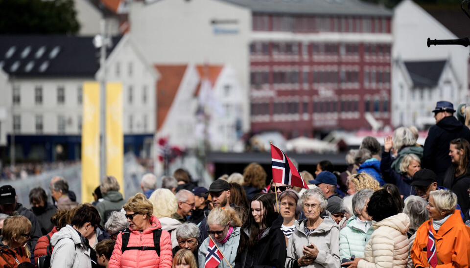 Publikum samles før konge- og kronprinsfamiliens besøk i Stavanger, der de deltar på markeringen av byens 900-årsdag og 200-årsjubileet for utvandringen til Amerika.
