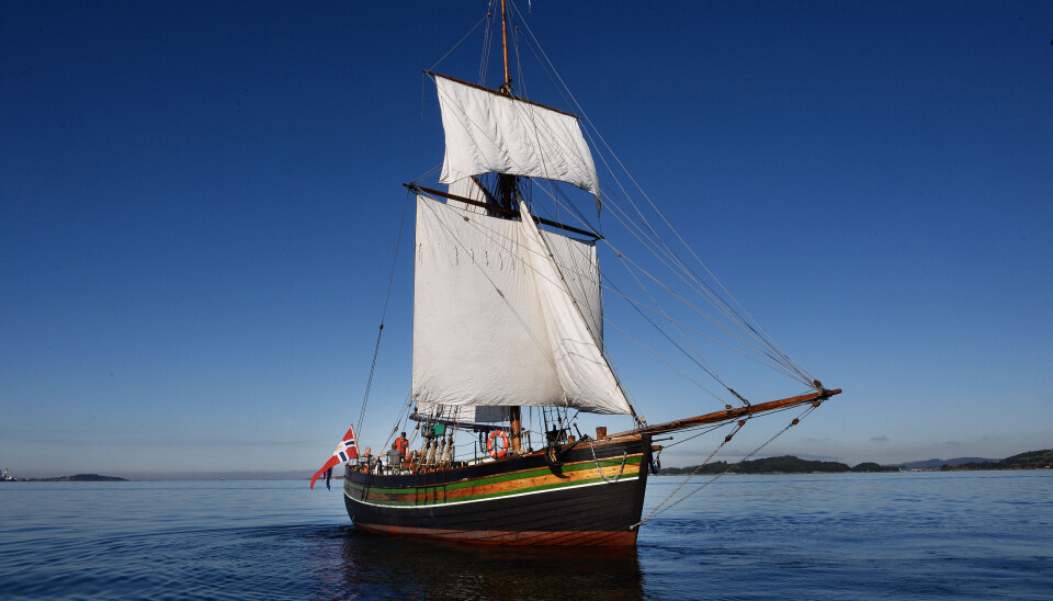 Det er bygget en kopi av skipet Restauration som for 200 år siden seilte fra Stavanger til New York med 52 norske emigranter om bord. Kongeskipet skal følge skipet ut fjorden når det legger ut på en ny seilas i for å gjenskape ferden til de første emigrantene.