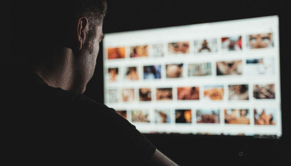 Klitoris katta va uzun. Semiz odamning qolini jerking