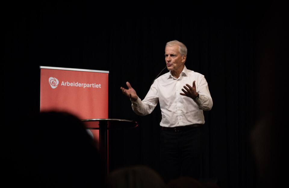 STUSSER: – Jeg stusser over at et parti med det verdigrunnlaget som KrF har, har som en av sine kampsaker i valget at Norge trenger flere rike mennesker, sier statsminister Jonas Gahr Støre (Ap), her fotografert på scenen under et folkemøte på Rjukan tirsdag.