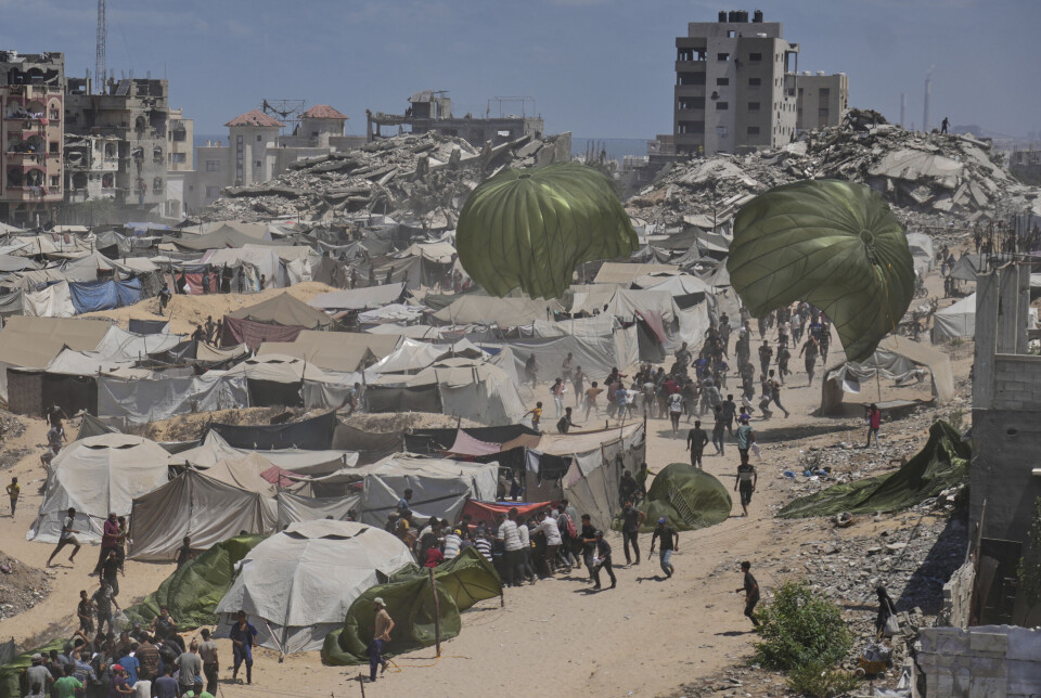 Palestinere i Gaza mottar hjelpesendinger via fly tidligere i august.