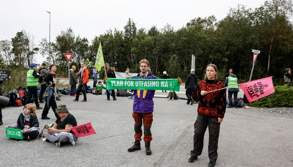 Aktivistgruppa Extinction Rebellion demonstrerer utenfor oljeraffineriet på Mongstad mandag morgen.