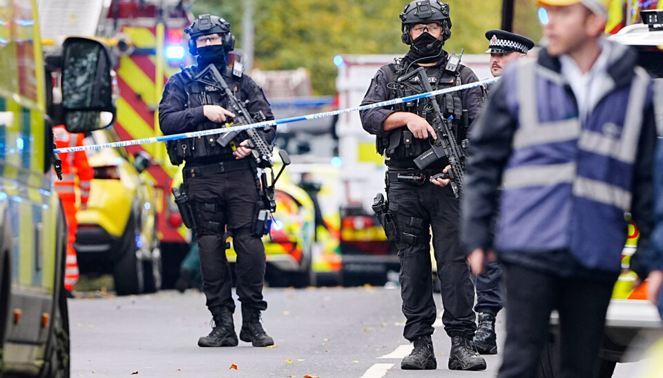 Tungt væpnet politi kom raskt til synagogen i Manchester etter angrepet torsdag formiddag, der to personer ble drept.