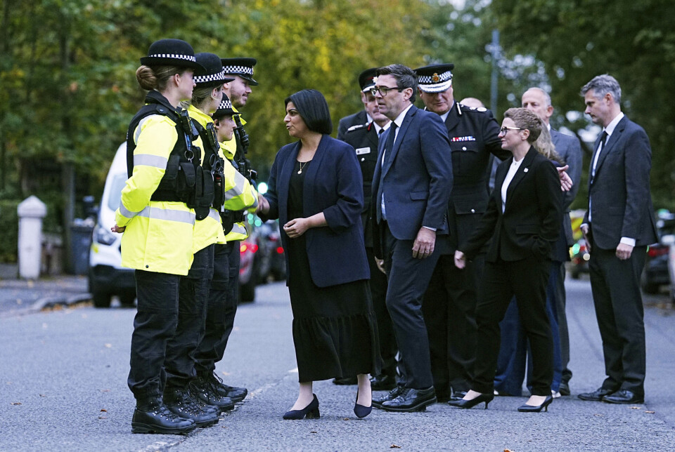 Storbritannias innenriksminister Shabana Mahmood hilser på politibetjenter idet hun besøkte Heaton Park-synagogen i Crumpsall i Manchester torsdag