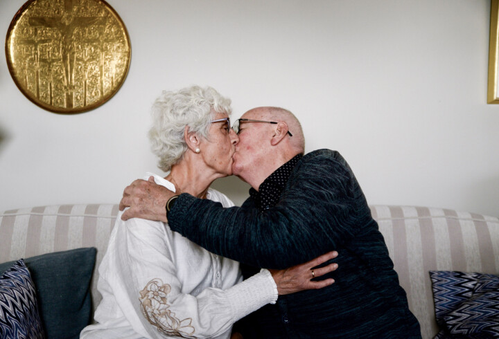I vår kysset de for første gang, samme kveld ble de forlovet