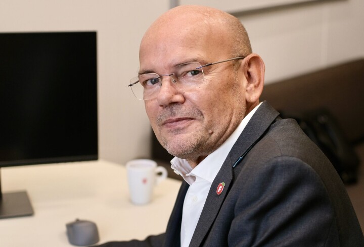 Stortingets eneste misjonær gråter når han forteller fra misjonær-tiden