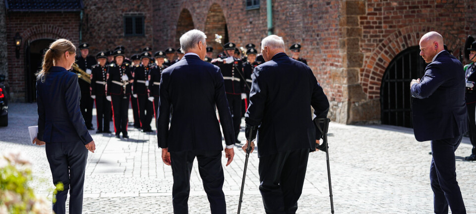 Stenger luftrommet når kong Harald og Jonas Gahr Støre besøker synagoge