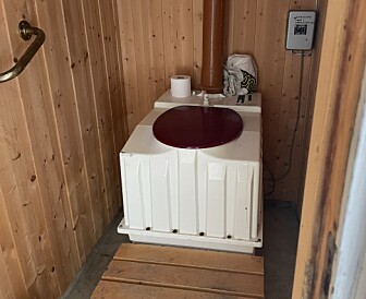 Menigheten får endelig gå på do innendørs: – Ble litt rørt