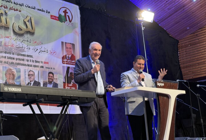 Her leder Kjell Haltorp (86) konferanse for 800 kirkeledere