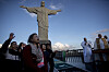 Troende ber under Corpus Christi-messe ved Kristusstatuen i Rio de Janeiro.