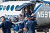 Medisinsk team laster pasient på båre inn i CSI Aviation ambulansefly.