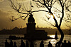 Silhuett av Maiden’s Tower og mennesker ved Bosporos i solnedgang