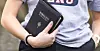 Nærbilde av en person som holder en svart bibel med gullfarget tekst.