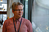 Professor Hans Morten Haugen står innendørs foran et vindu.