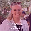 Smilende kvinne utendørs med solbriller på hodet og folk i bakgrunnen.