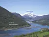 Landskap med elv, dal, fjell og skiltene «Lomsegen», «Lom» og «Sandom Retretssenter».