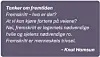 Lilla plakat med hvit tekst om fremtiden og fremskritt, signert Knut Hamsun.