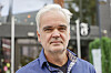 Eivind Ljøstad står foran Fædrelandsvennens lokaler på Torvet i Kristiansand.