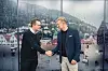 Joel Ystebø og Vebjørn Selbekk håndhilser i studio i sammenheng med podkast-innspilling. TVL og Dagen samarbeider om ny sesong av Selbekk møter.