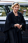 Dronning Sonja i svart antrekk utenfor en bil ved Asker kirke.