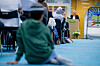 Mennesker samlet i Al-Noor-moskeen under en minnemarkering; et barn sitter i forgrunnen.