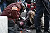 En skadet fotograf får hjelp av flere personer under en demonstrasjon i Paris.