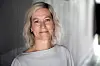 Portrett av Sofie Braut med lyst hår og grå topp i et lyst interiør.